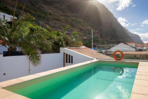 villa com piscina entre o mar e as montanhas